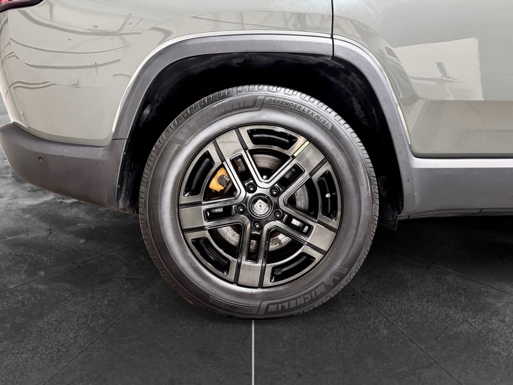 2023 Rivian R1S view 37