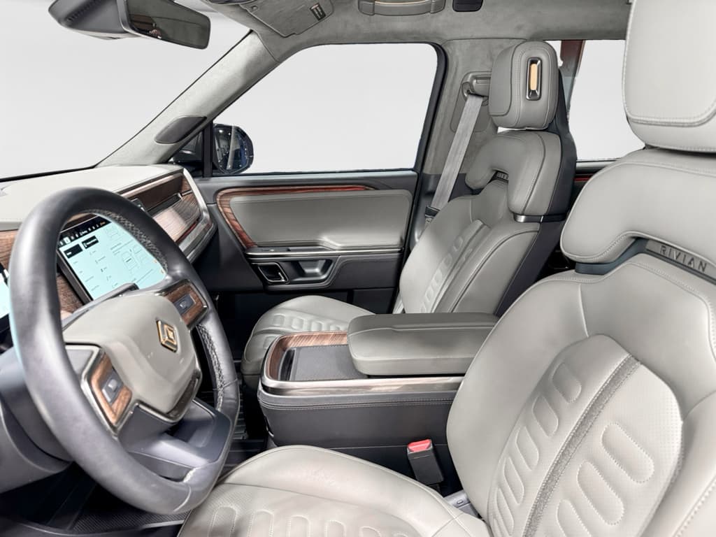 2023 Rivian R1S view 17