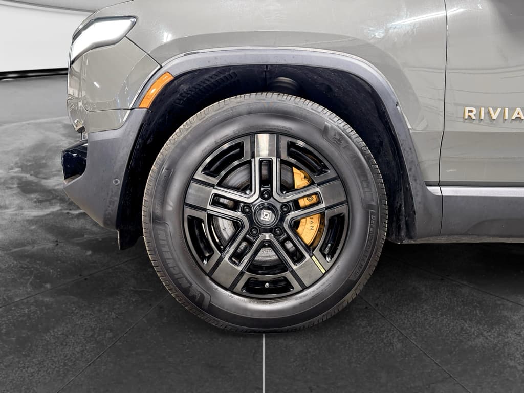 2023 Rivian R1S view 31