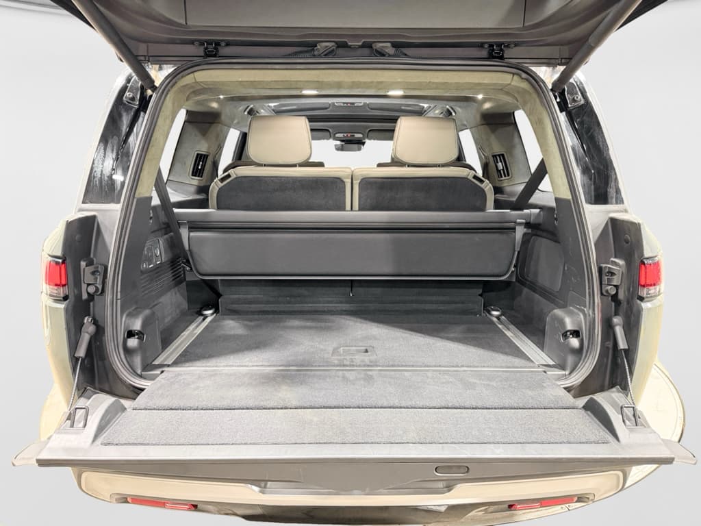 2023 Rivian R1S view 27
