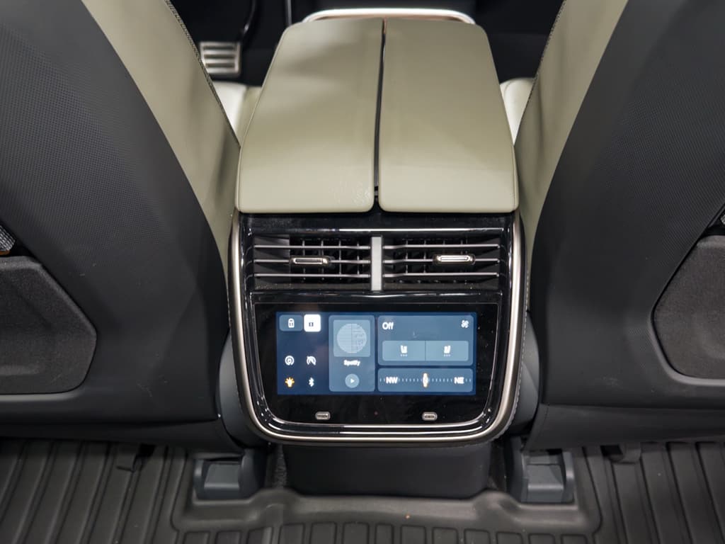 2023 Rivian R1S view 20