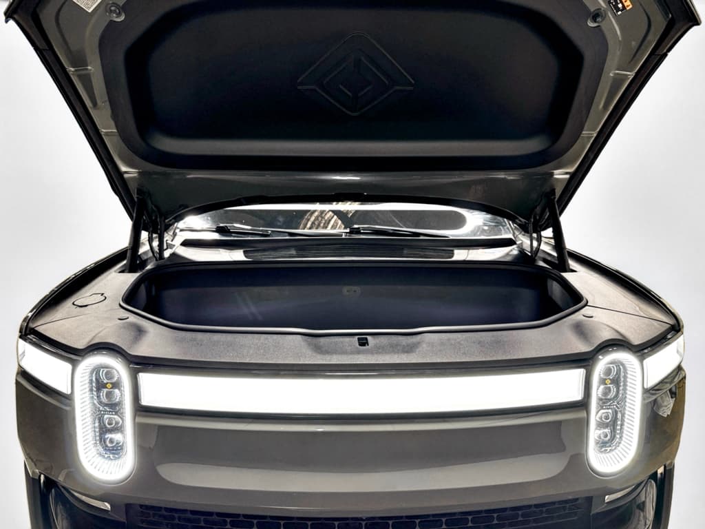 2023 Rivian R1S view 25