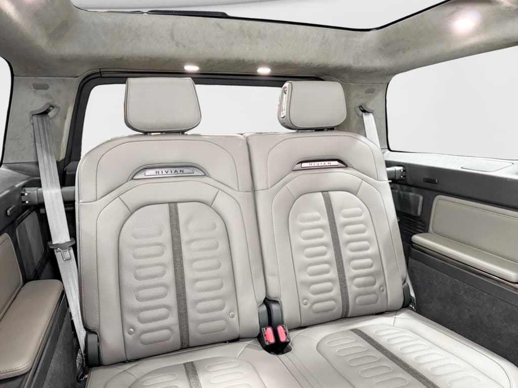 2023 Rivian R1S view 22