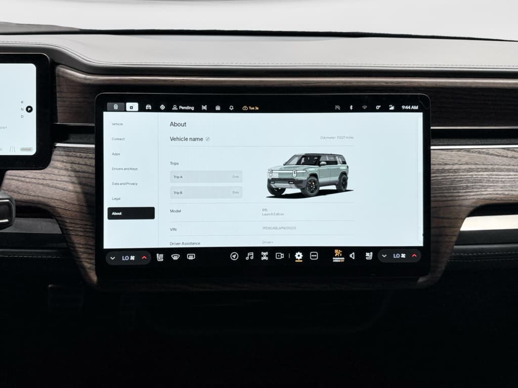 2023 Rivian R1S view 13