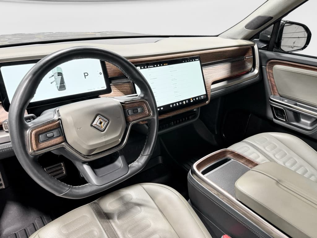 2023 Rivian R1S view 18