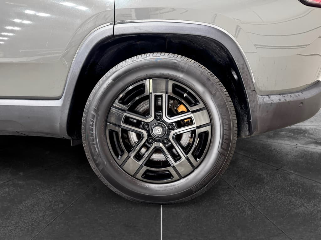 2023 Rivian R1S view 33