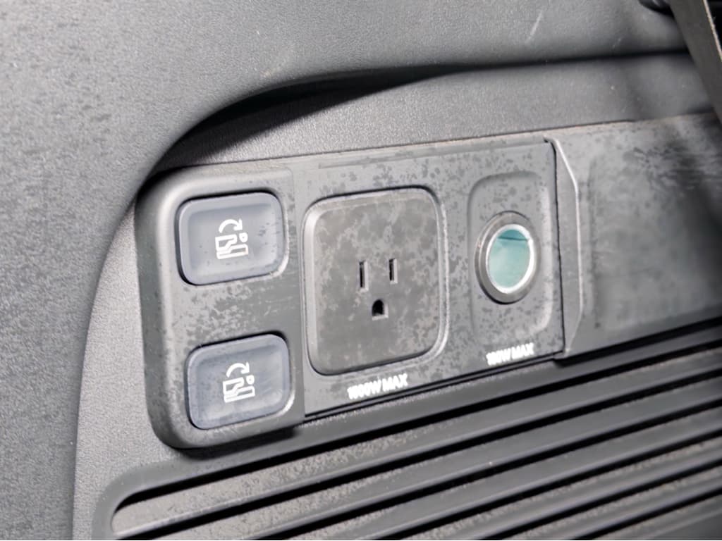 2023 Rivian R1S view 28