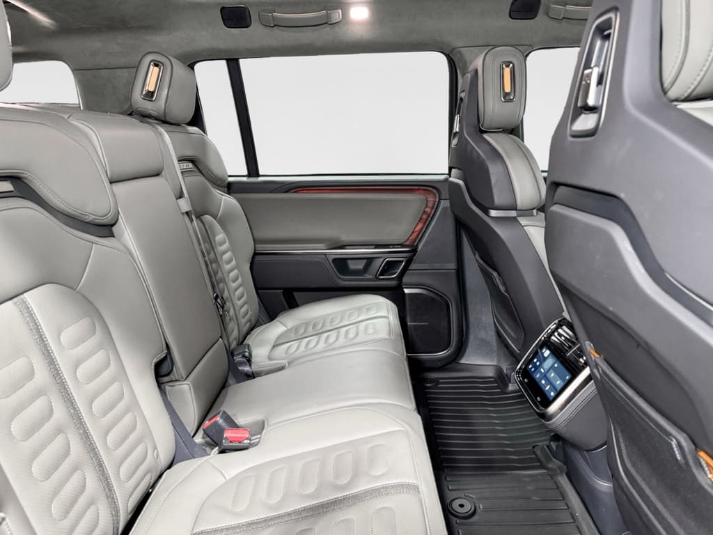 2023 Rivian R1S view 21
