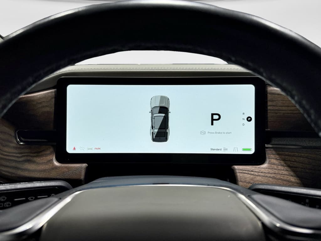 2023 Rivian R1S view 9