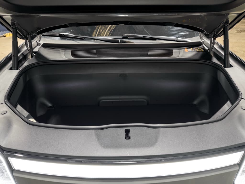 2023 Rivian R1S view 26