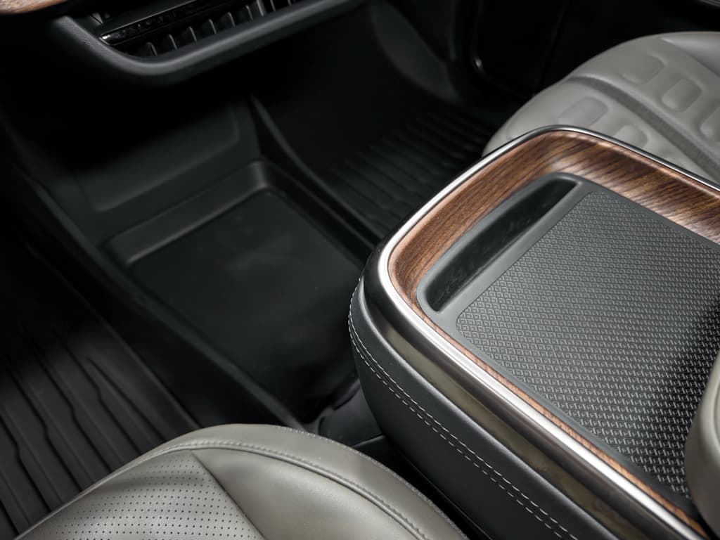 2023 Rivian R1S view 19