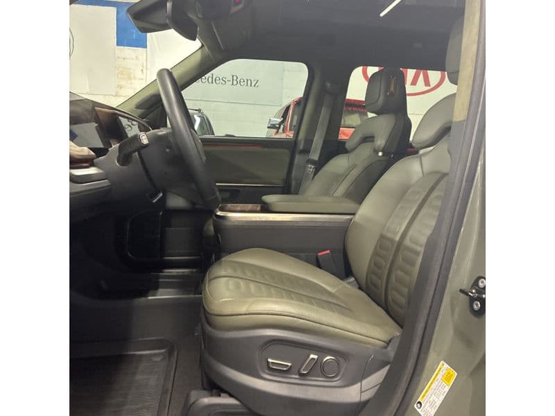 2023 Rivian R1S view 5