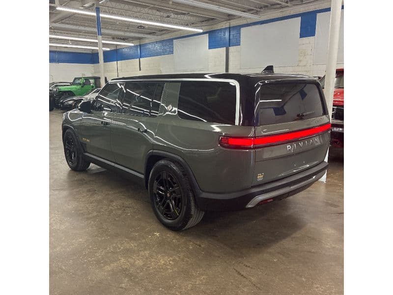 2023 Rivian R1S view 4