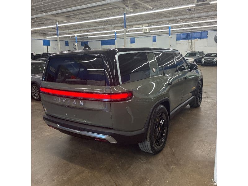 2023 Rivian R1S view 3