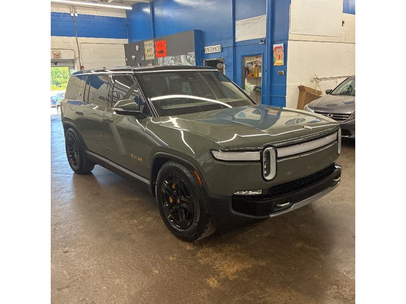 2023 Rivian R1S view 2