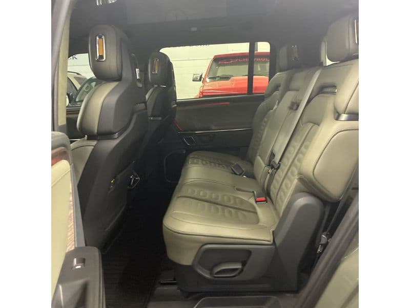 2023 Rivian R1S view 6