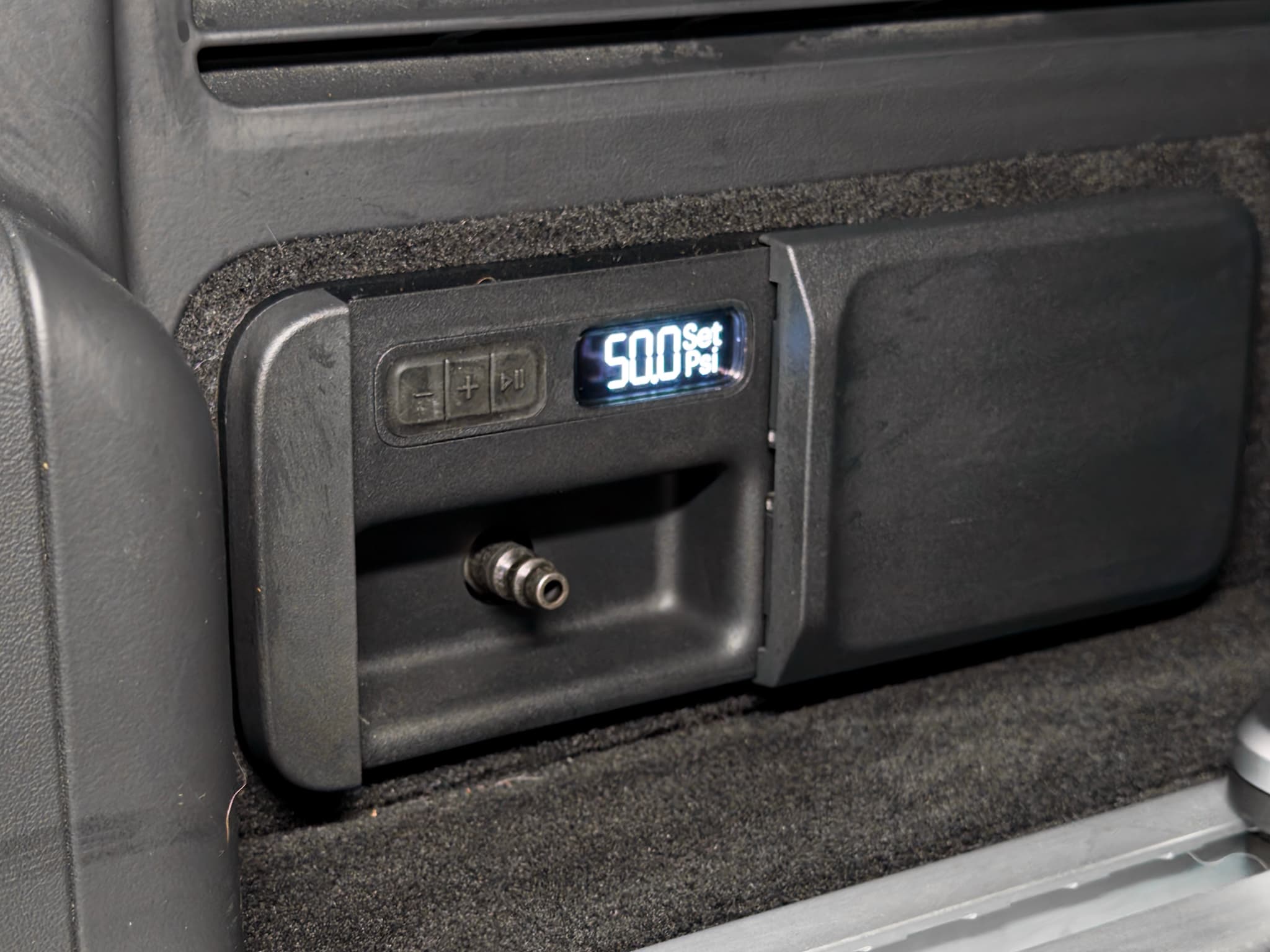 2022 Rivian R1S view 28