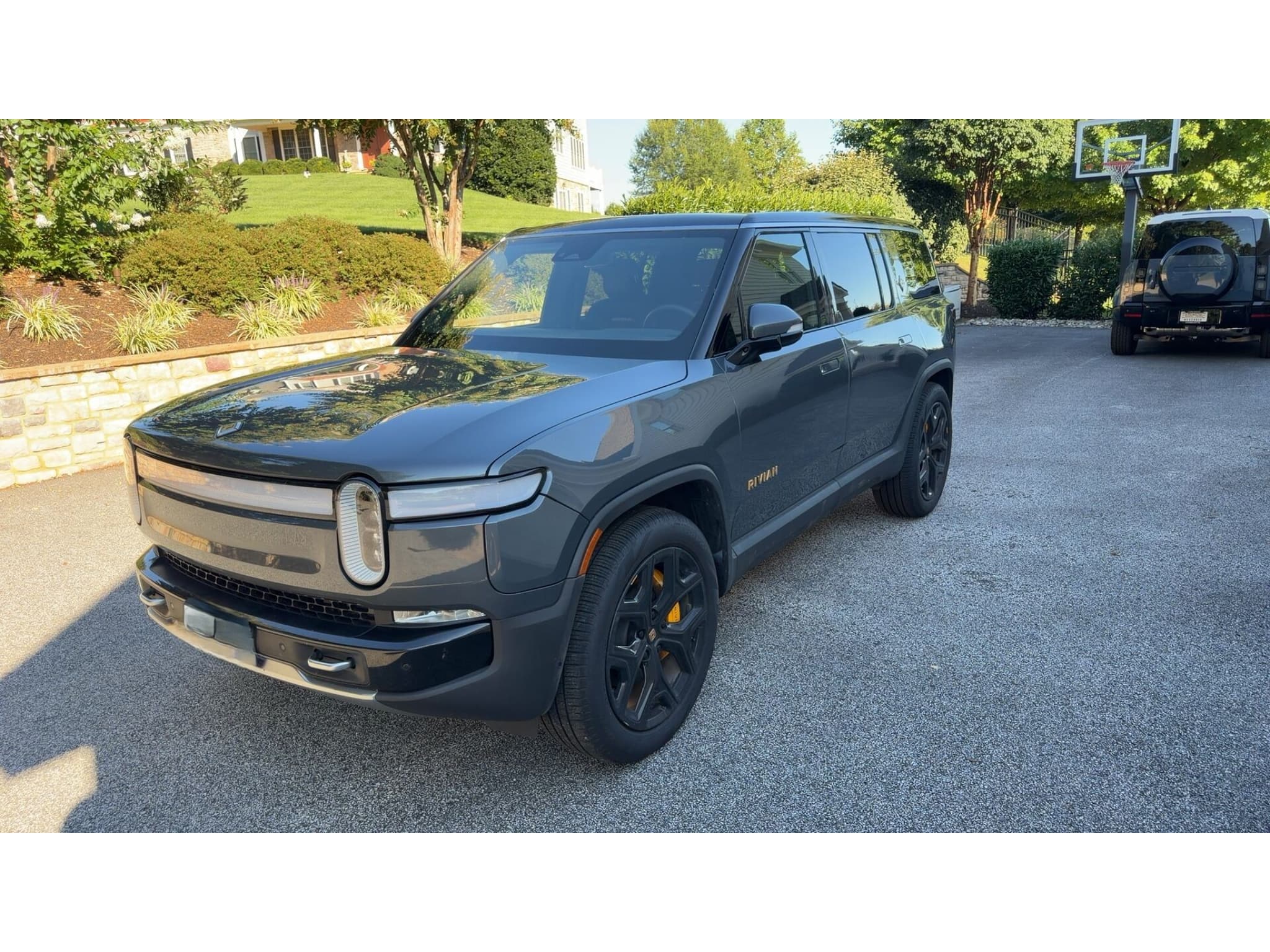 2022 Rivian R1S view 1