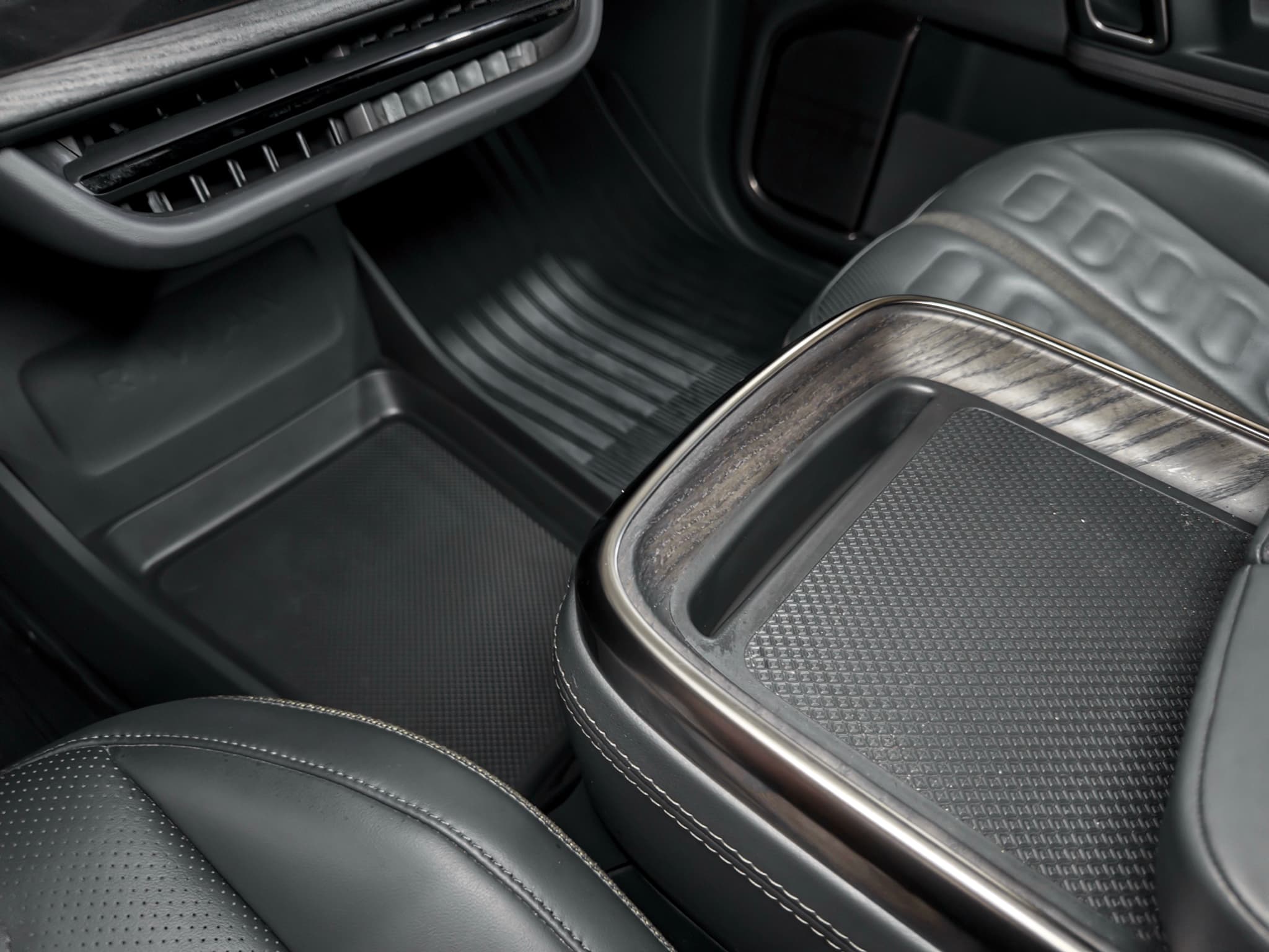2022 Rivian R1S view 18