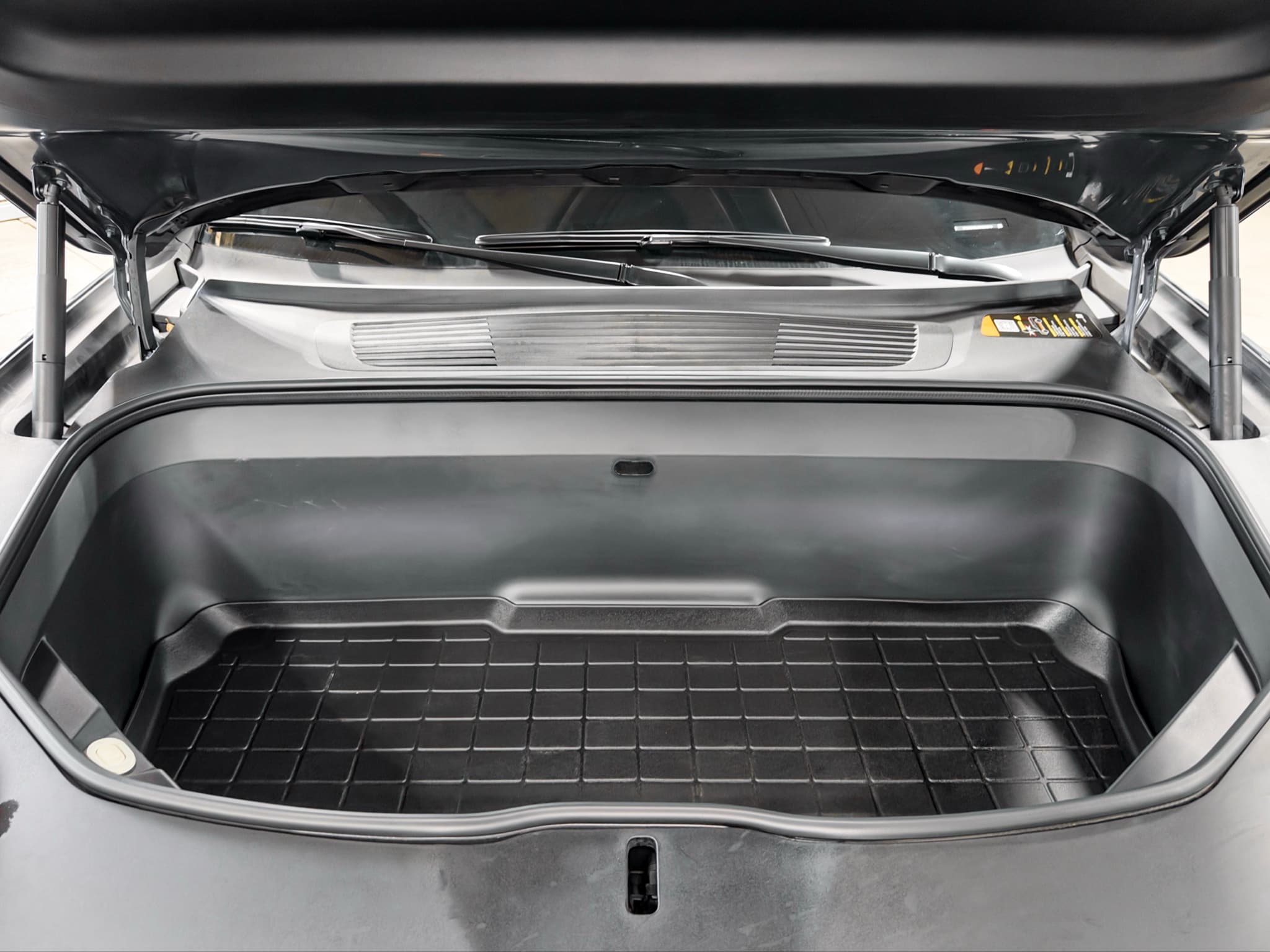 2022 Rivian R1S view 25