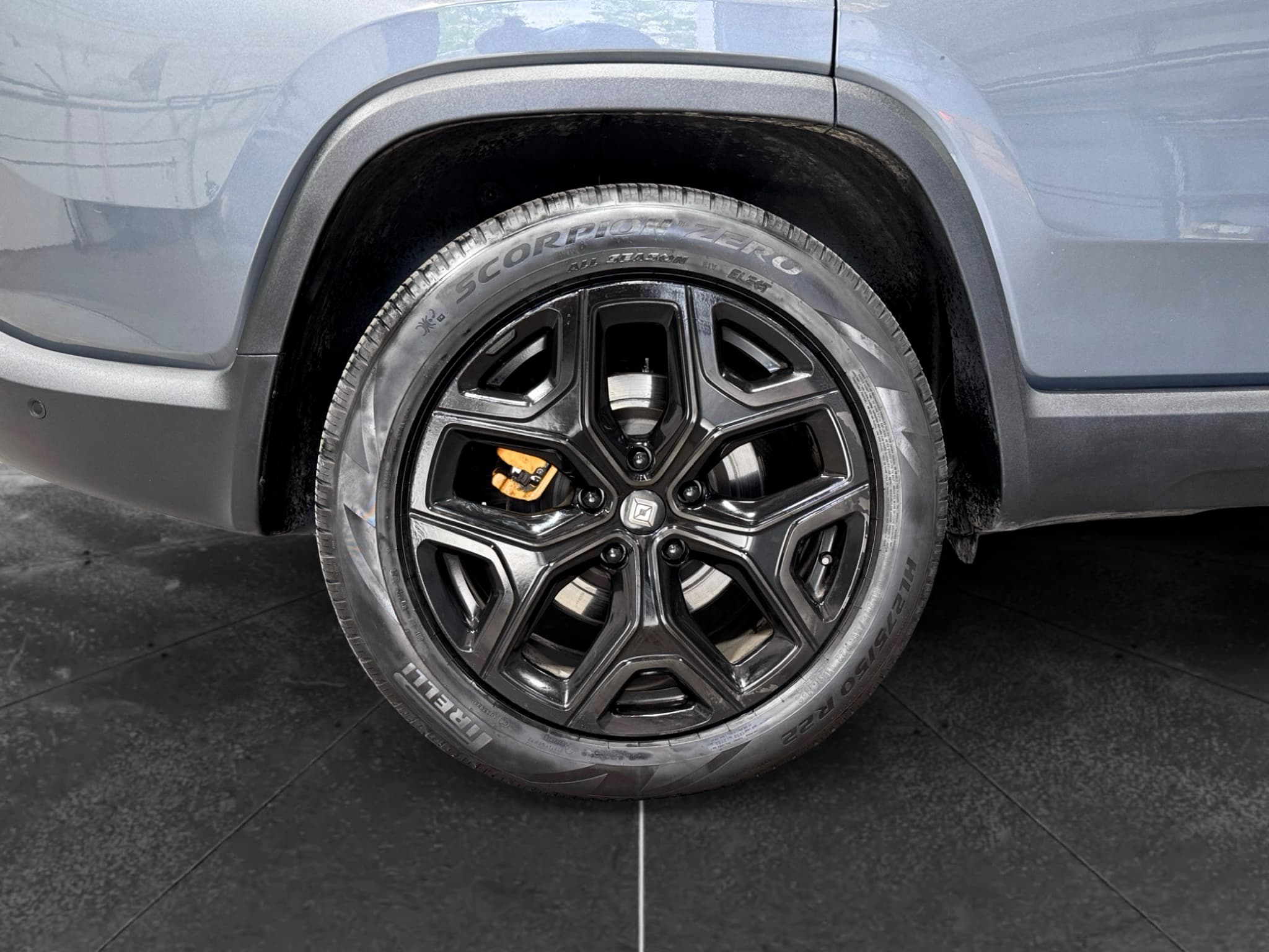 2022 Rivian R1S view 35