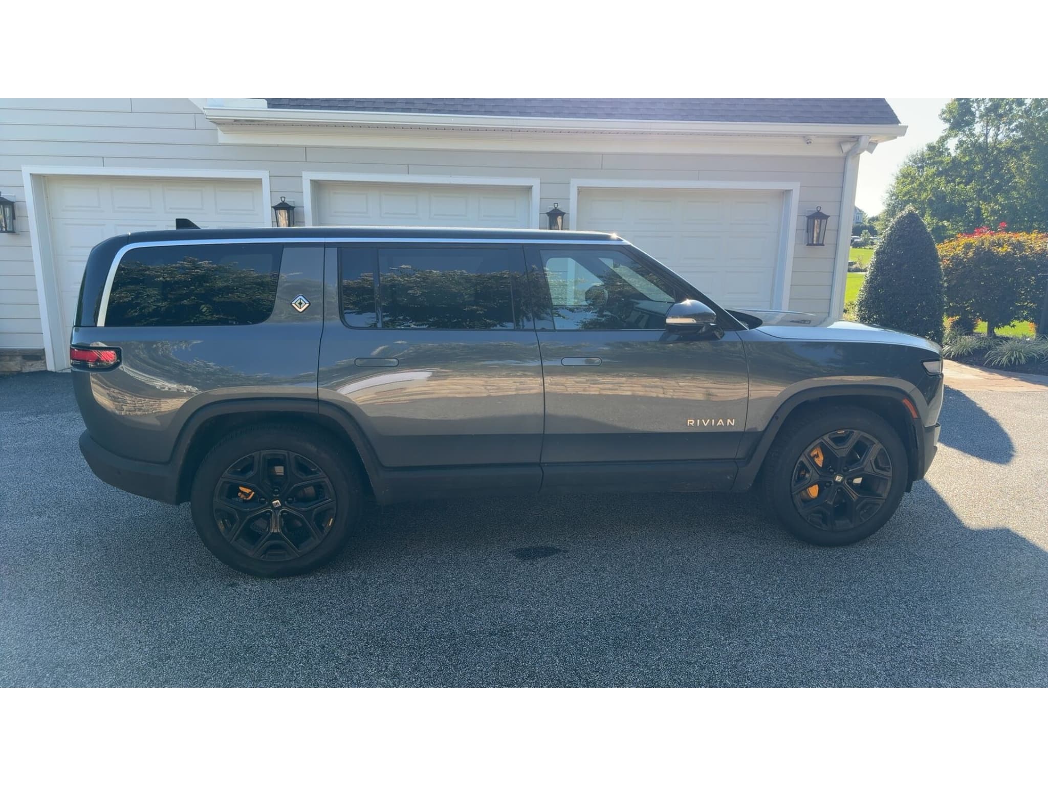 2022 Rivian R1S view 6