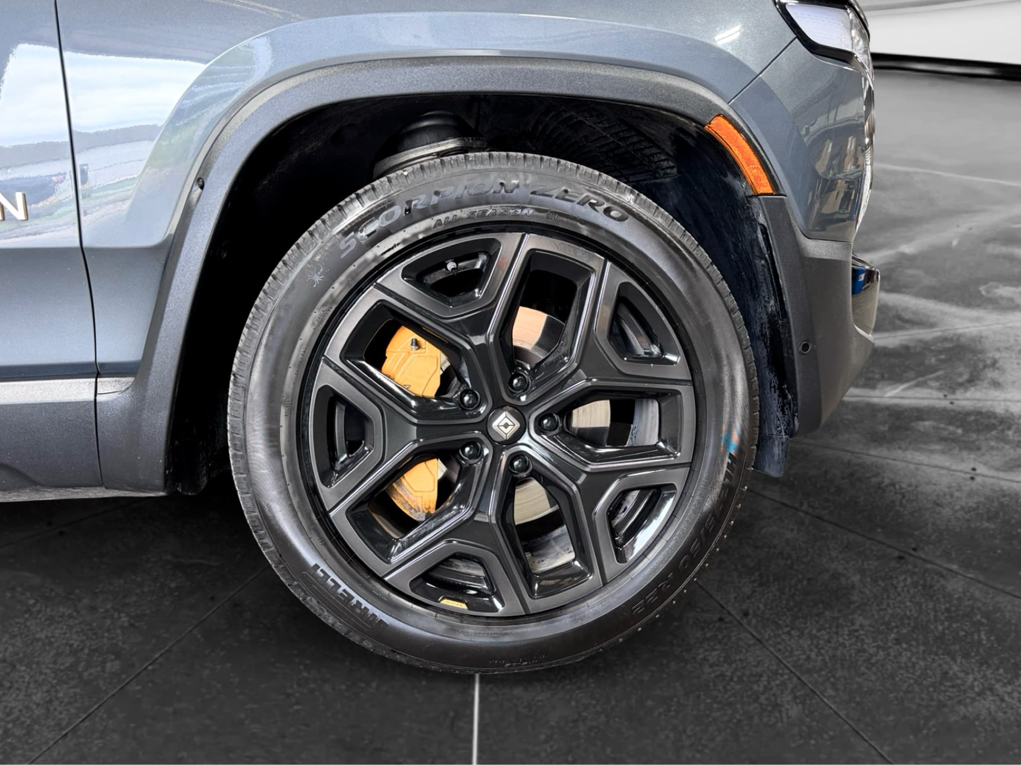 2022 Rivian R1S view 37