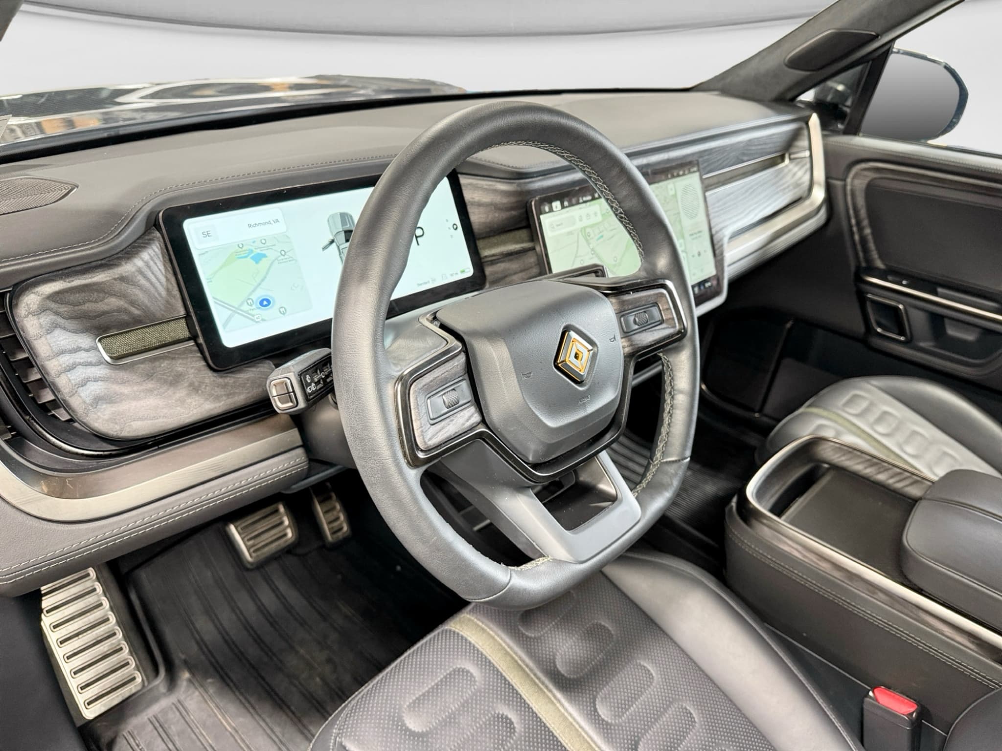 2022 Rivian R1S view 17