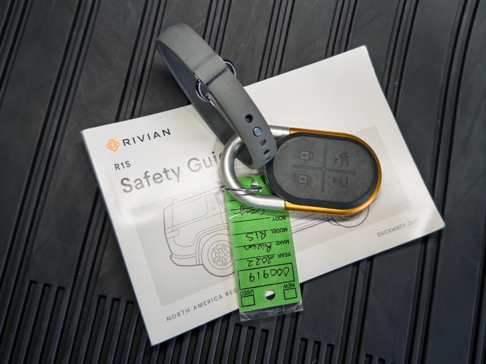 2022 Rivian R1S view 22