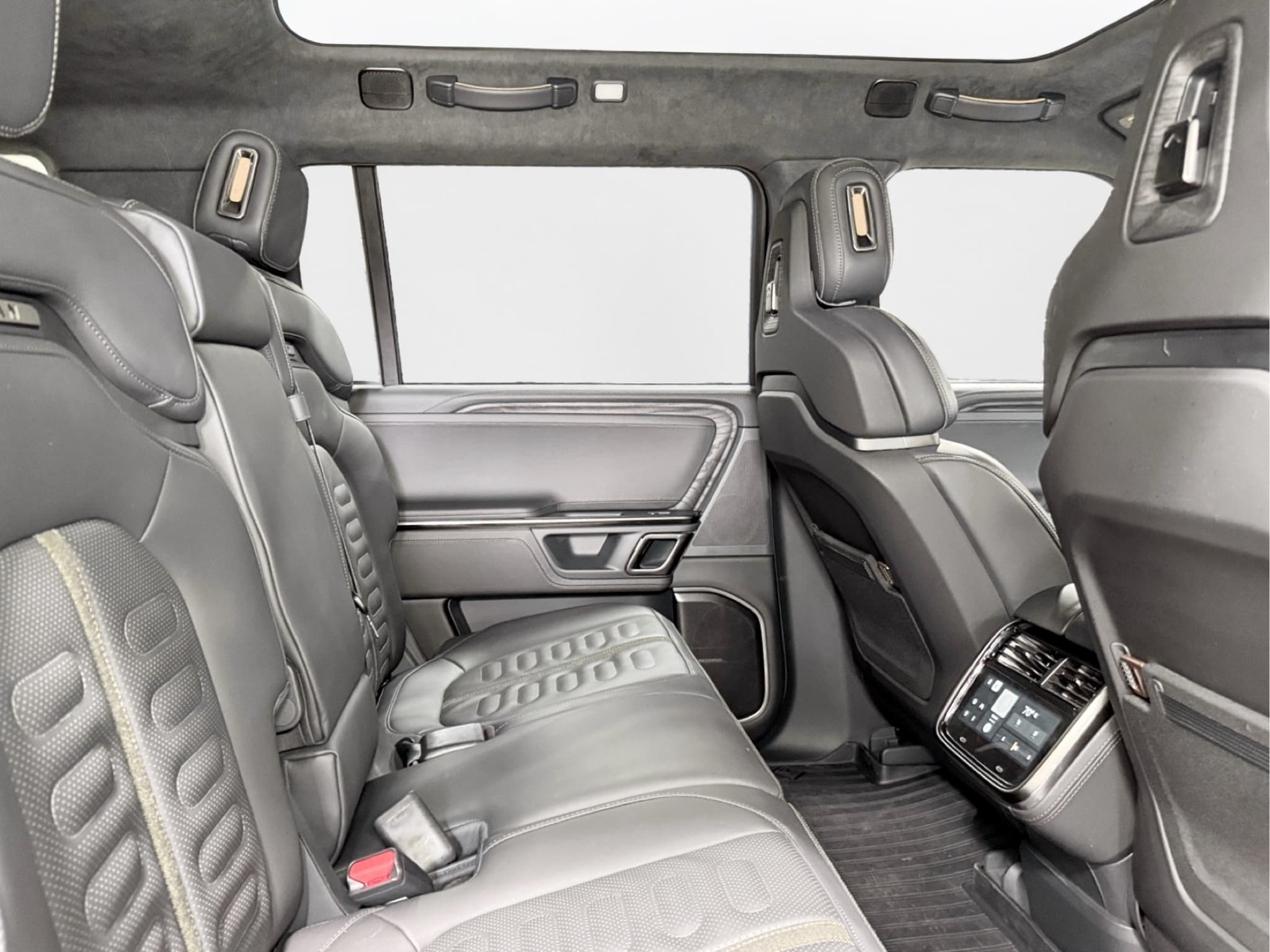 2022 Rivian R1S view 20
