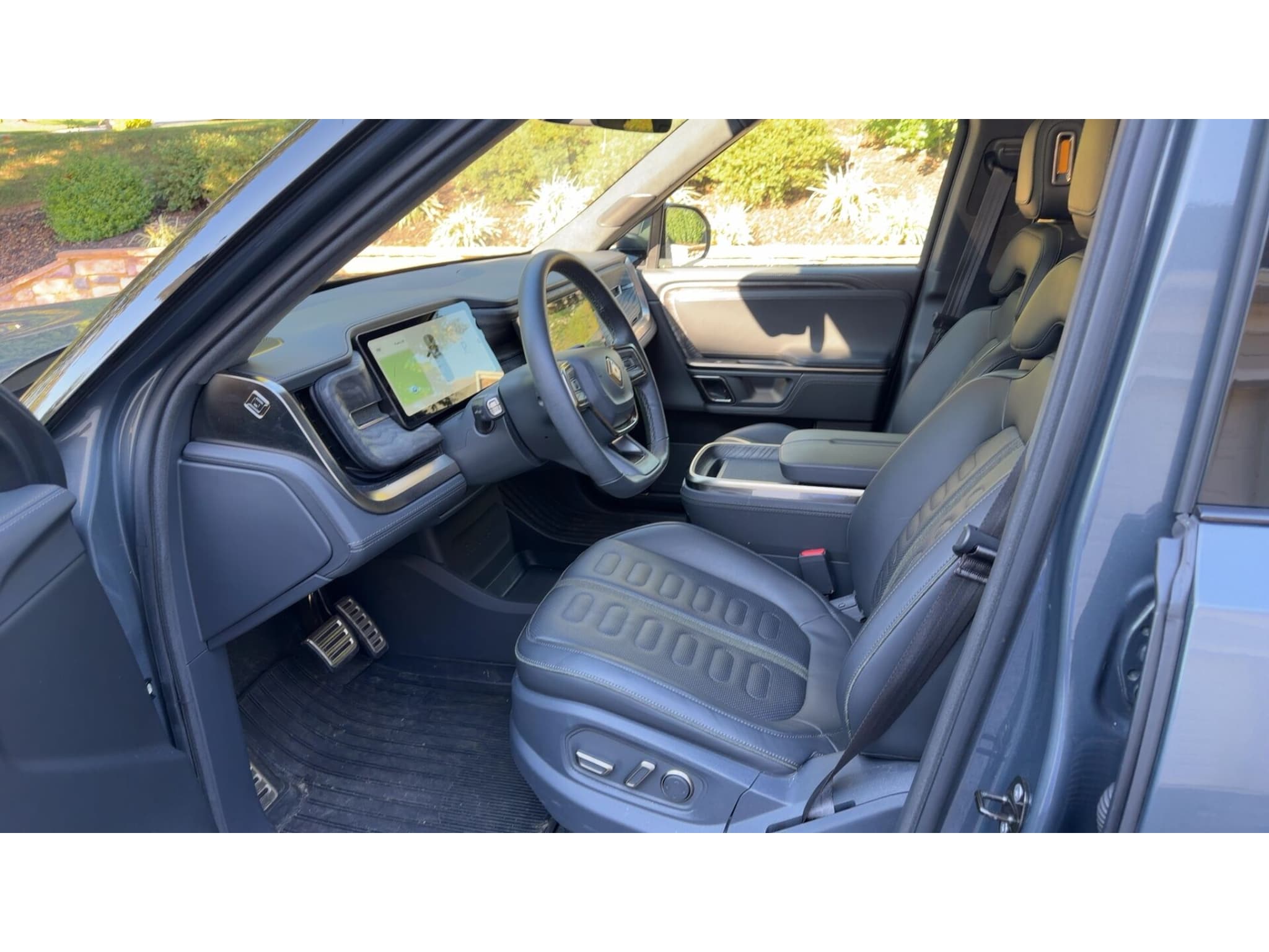 2022 Rivian R1S view 8