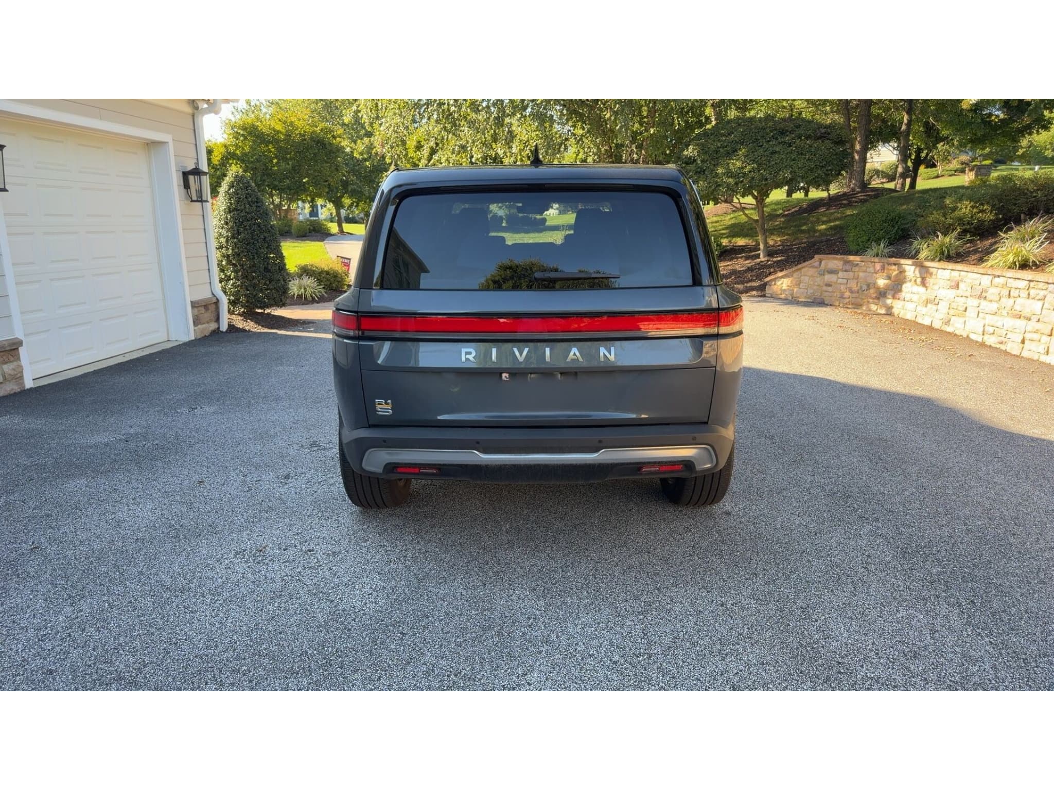 2022 Rivian R1S view 5