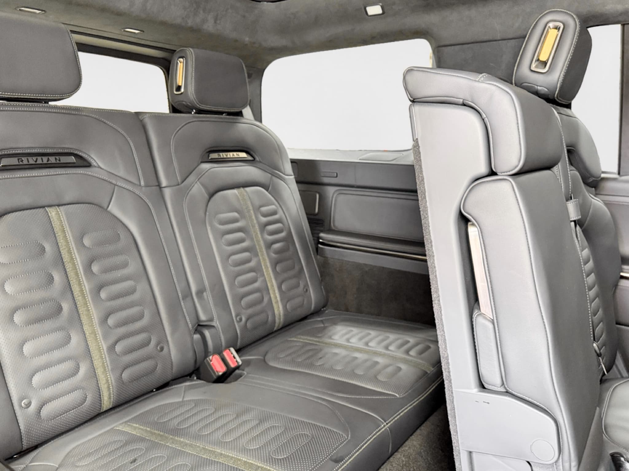 2022 Rivian R1S view 21
