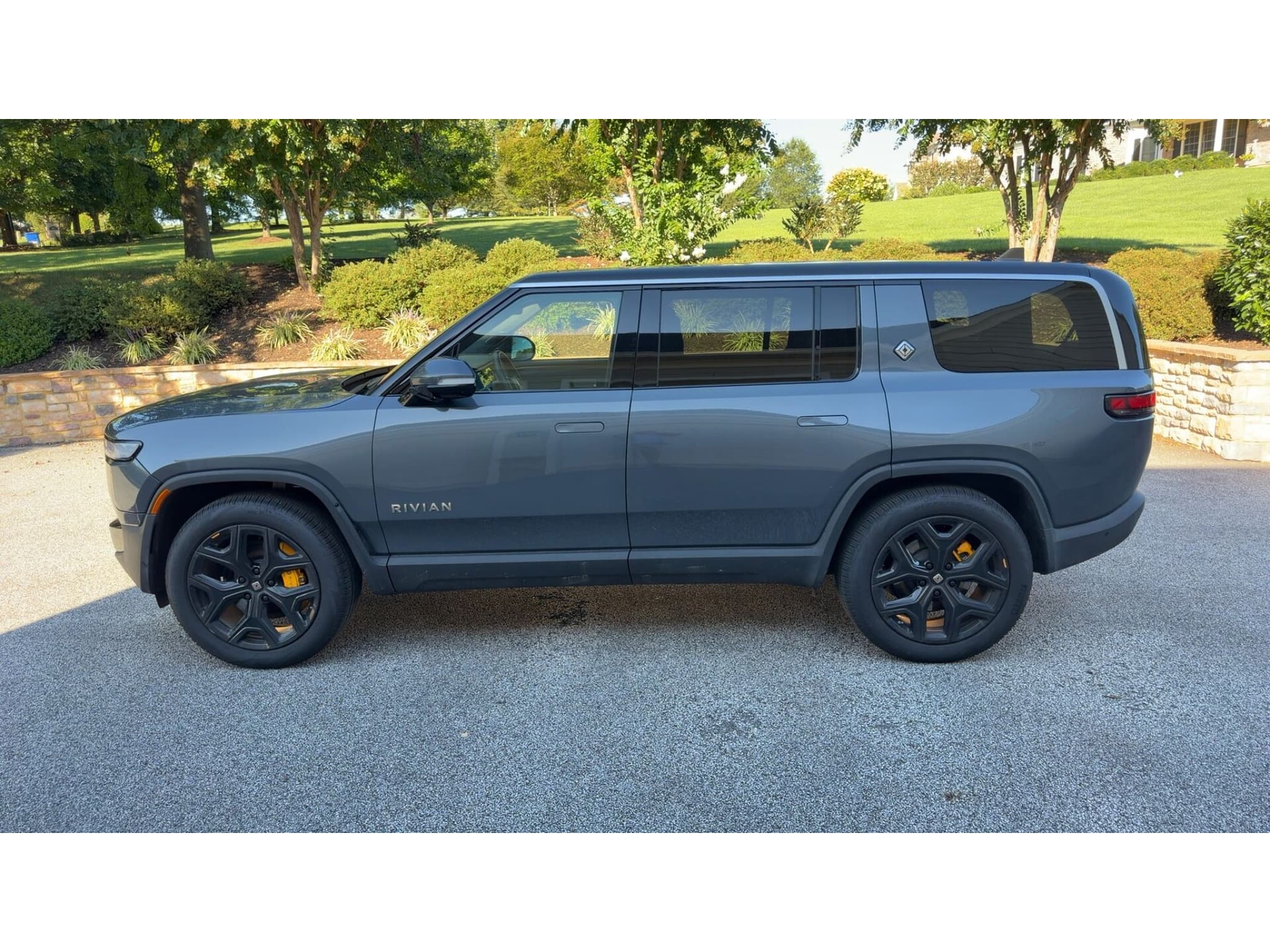 2022 Rivian R1S view 2