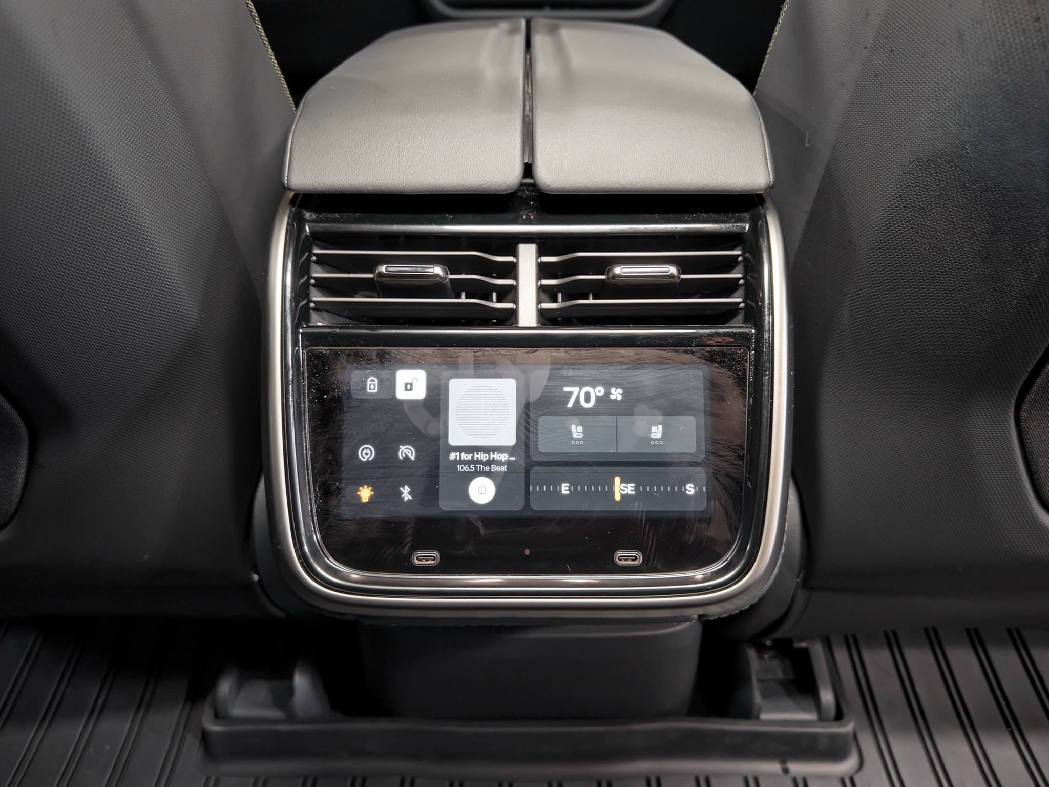2022 Rivian R1S view 19