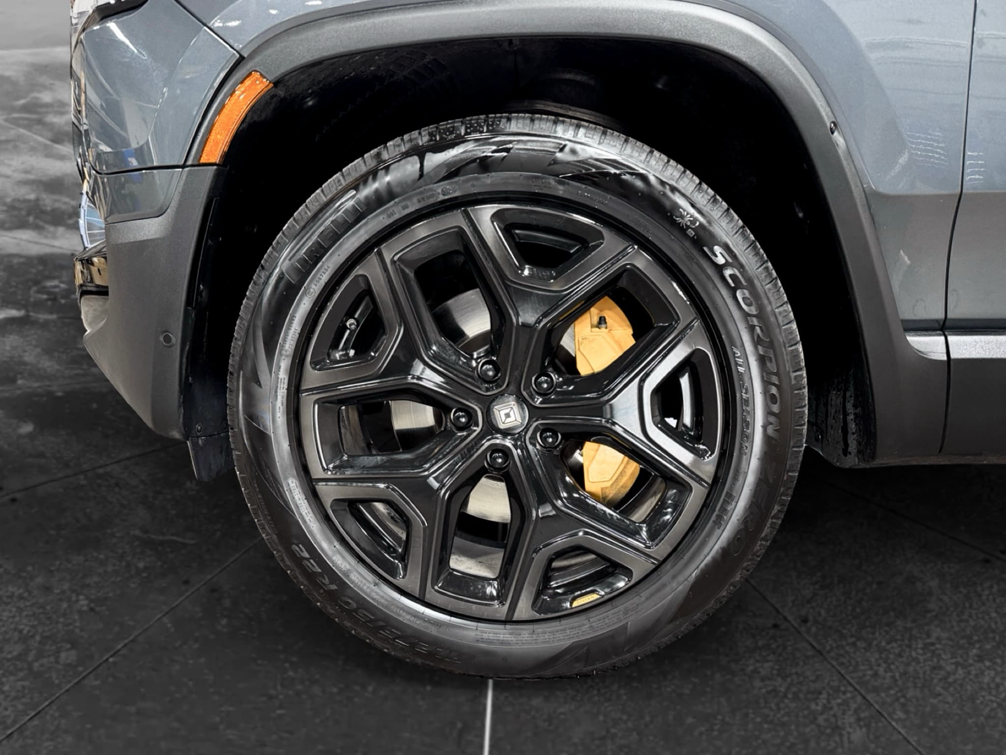 2022 Rivian R1S view 31