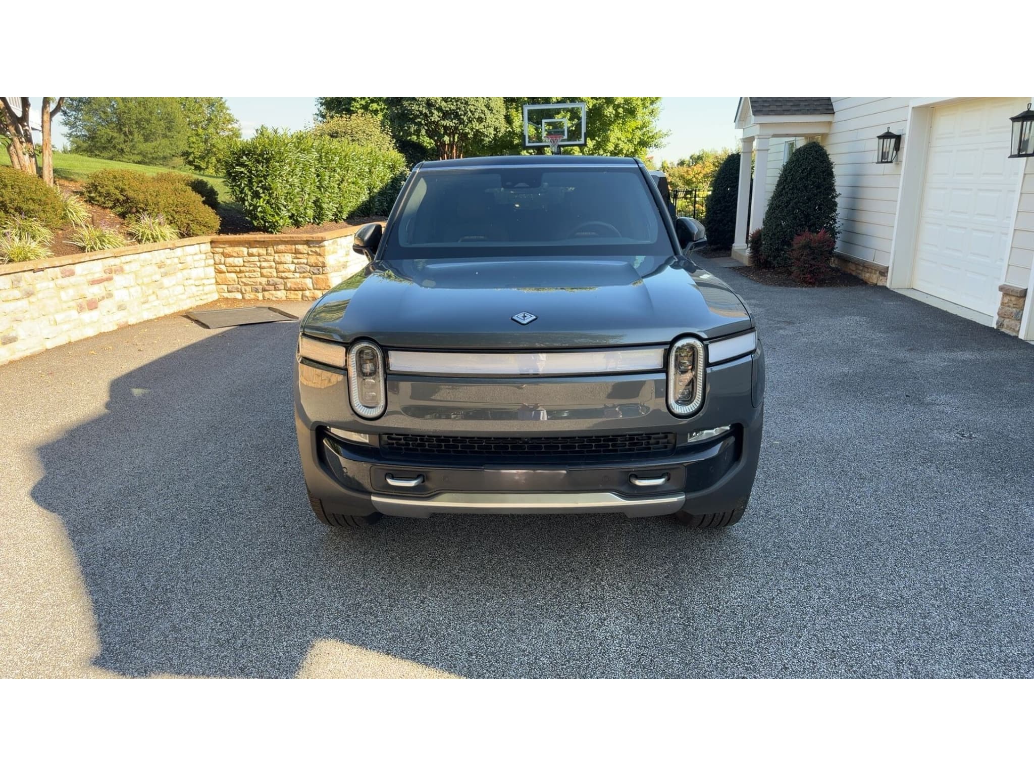 2022 Rivian R1S view 3