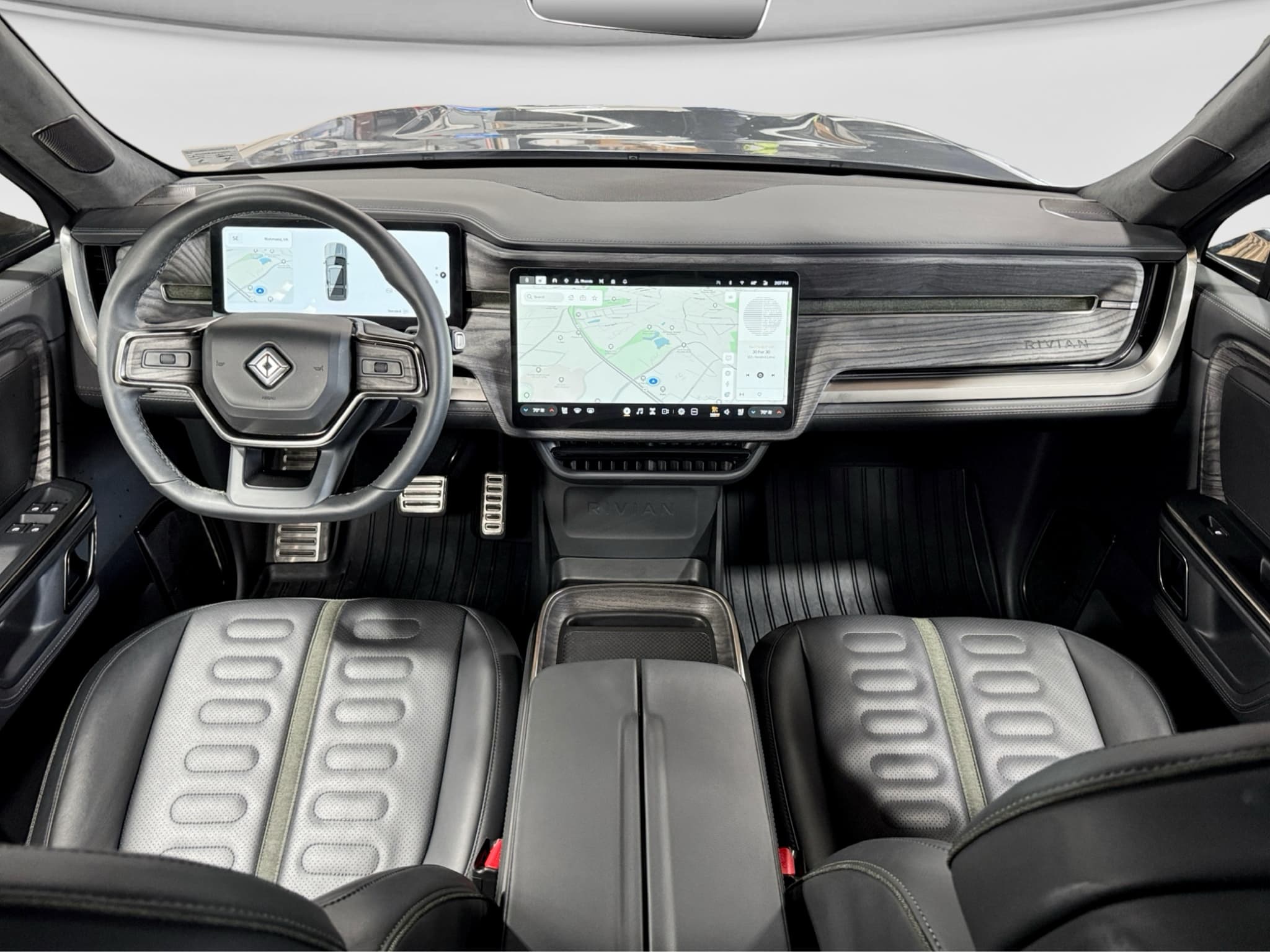 2022 Rivian R1S view 15