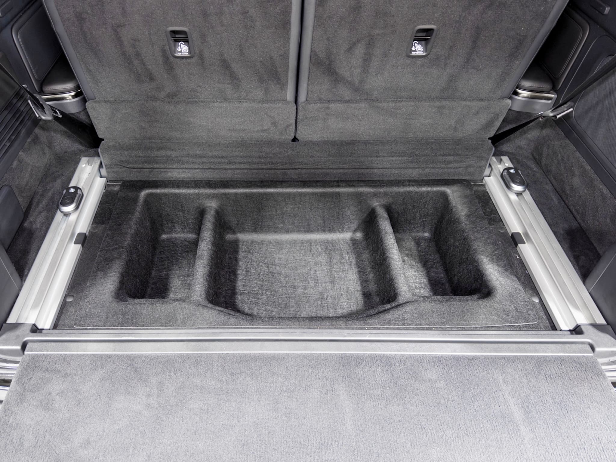2022 Rivian R1S view 27
