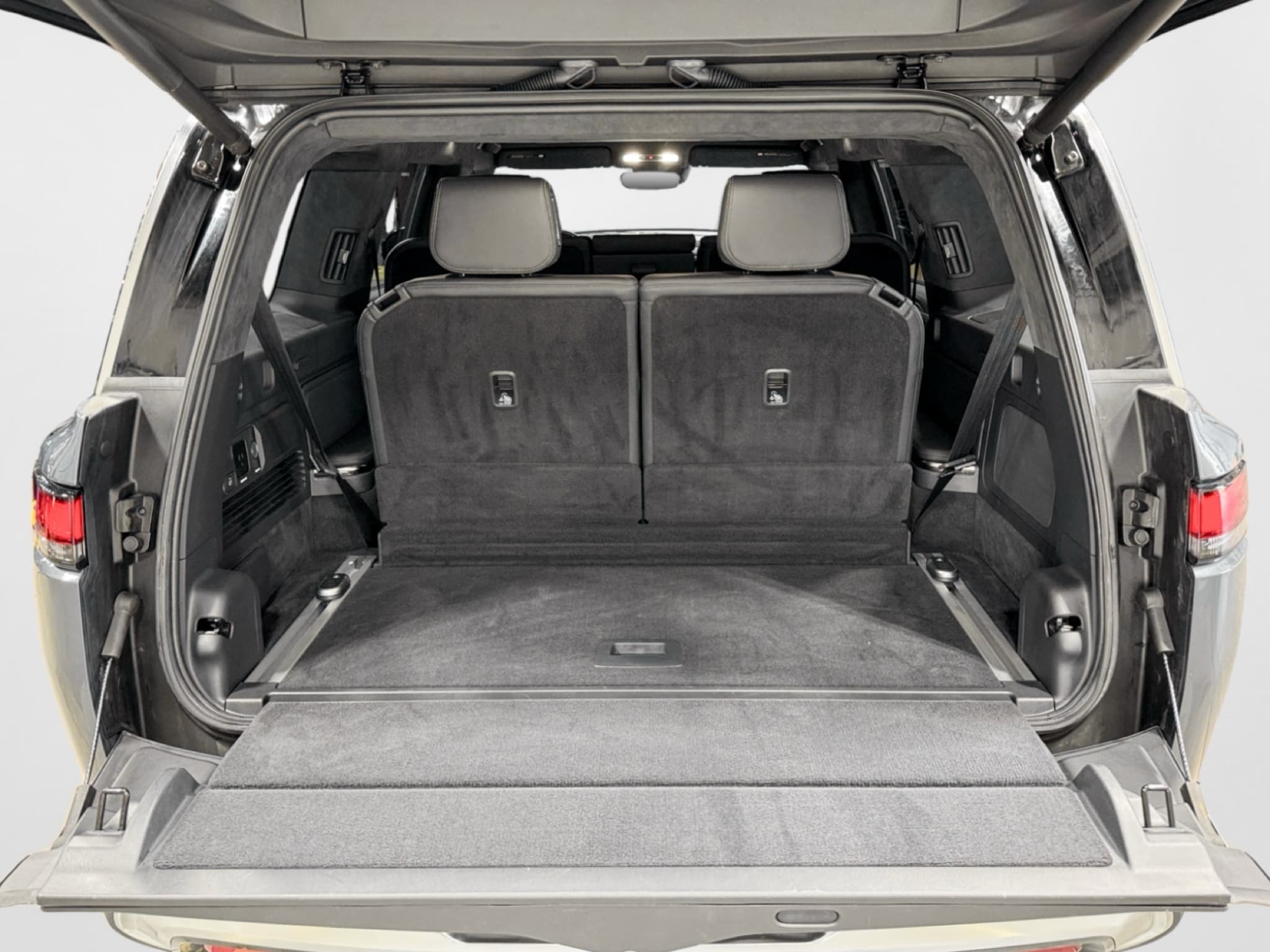 2022 Rivian R1S view 26