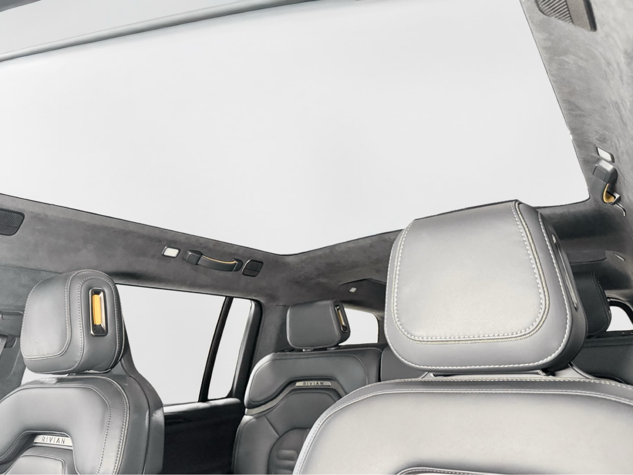 2022 Rivian R1S view 23