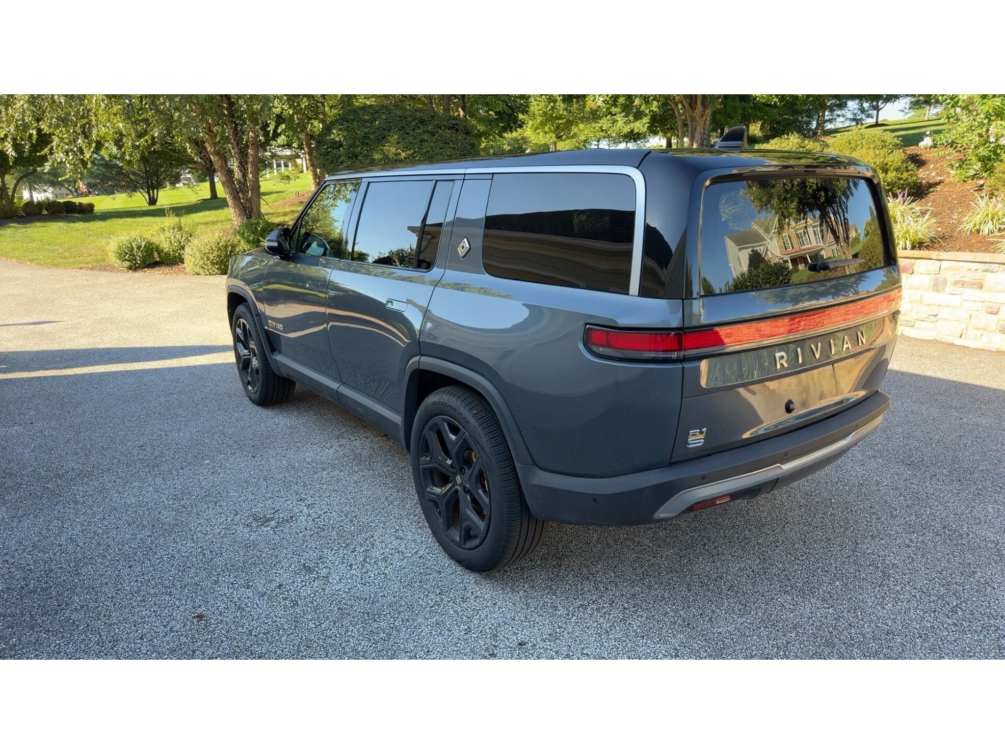 2022 Rivian R1S view 4