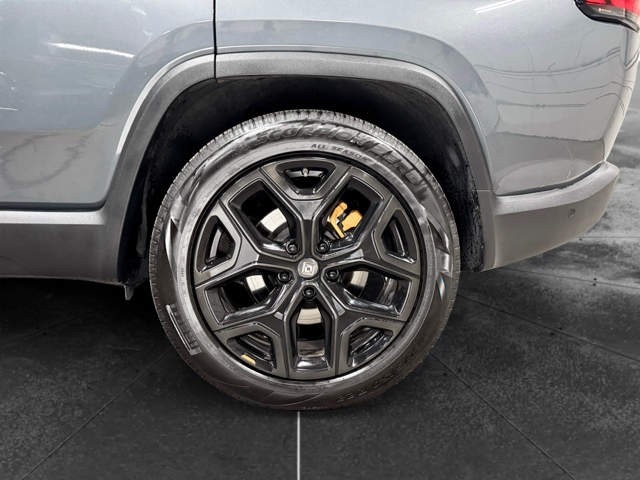 2022 Rivian R1S view 33