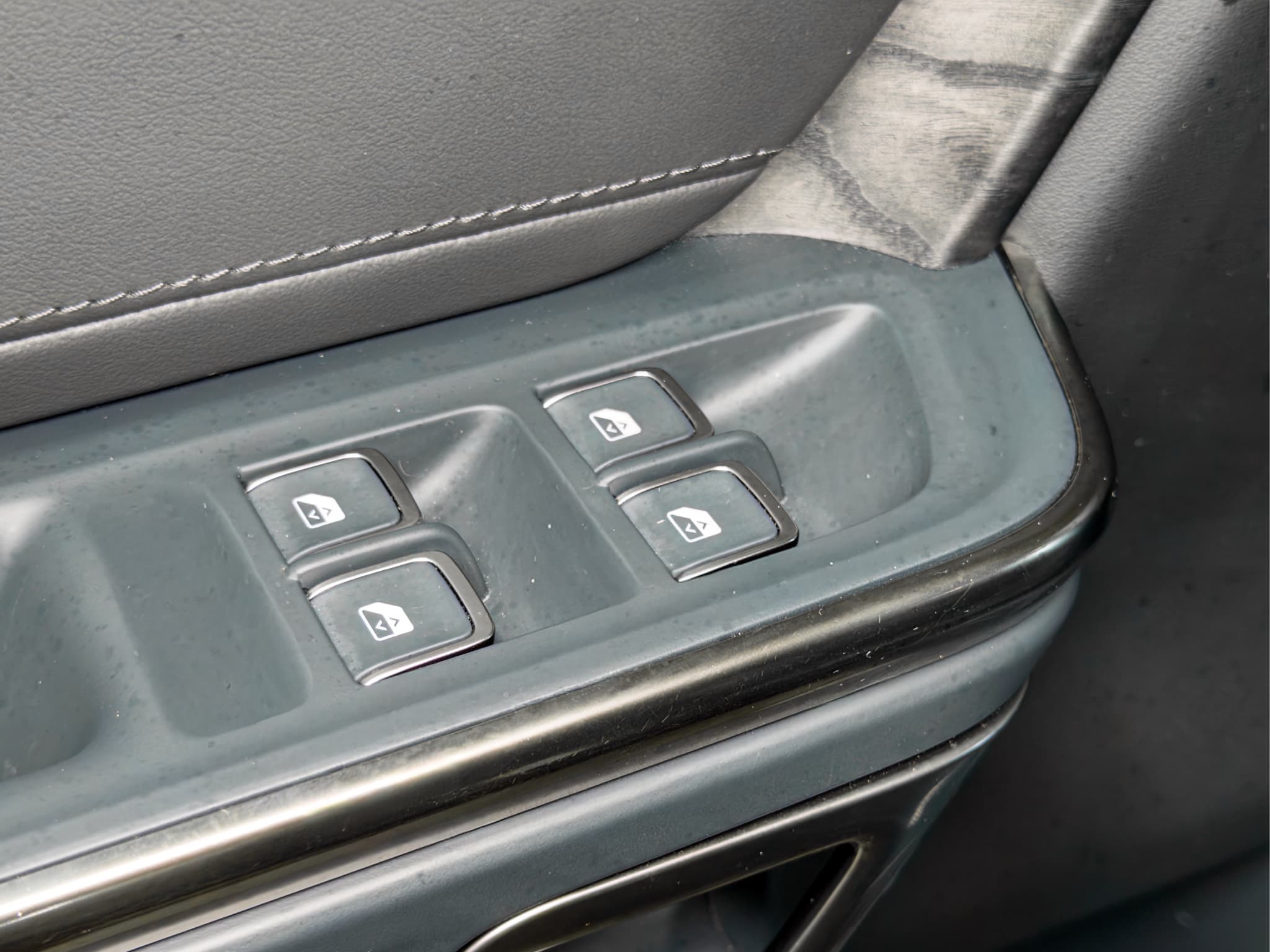 2022 Rivian R1S view 8