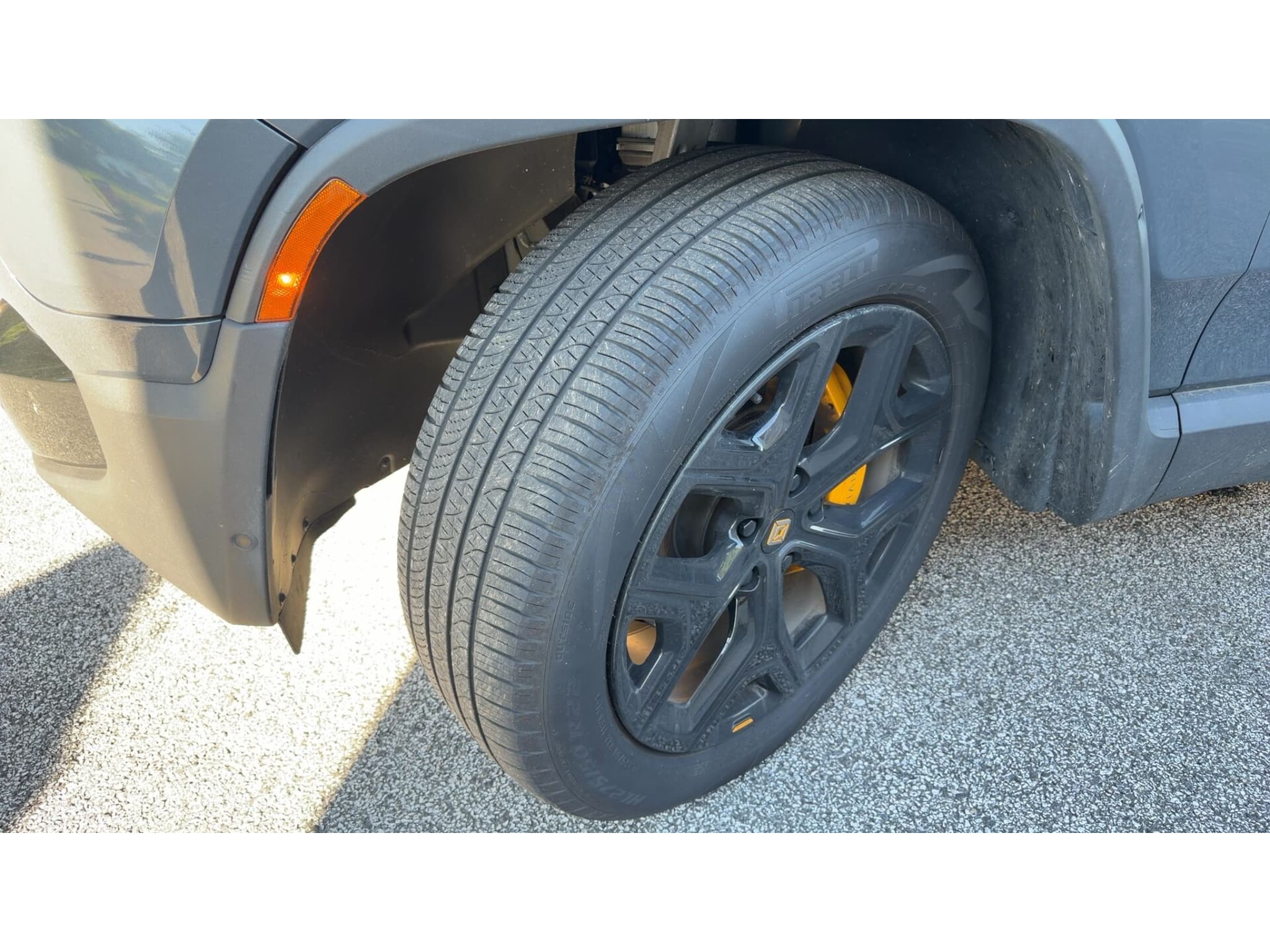 2022 Rivian R1S view 11