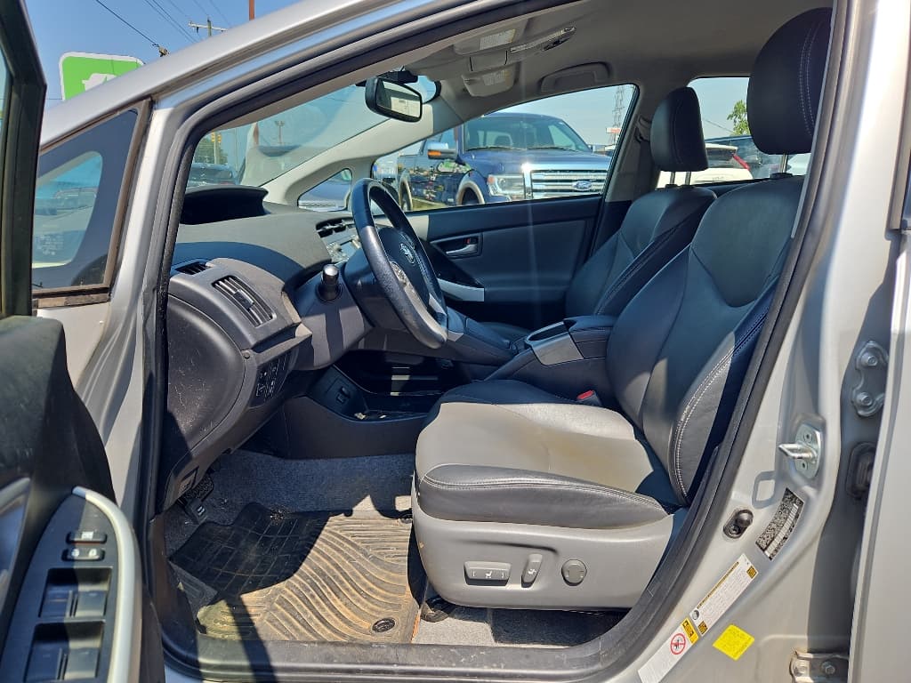 2015 Toyota Prius view 3