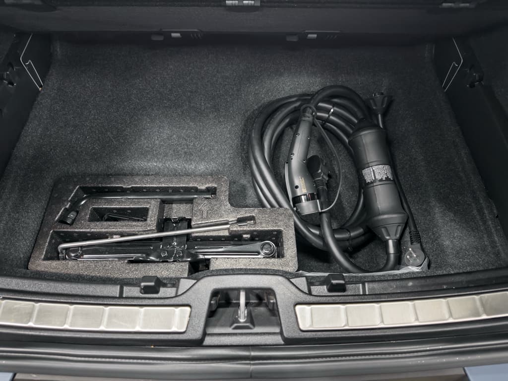2022 Volvo C40 Recharge view 6