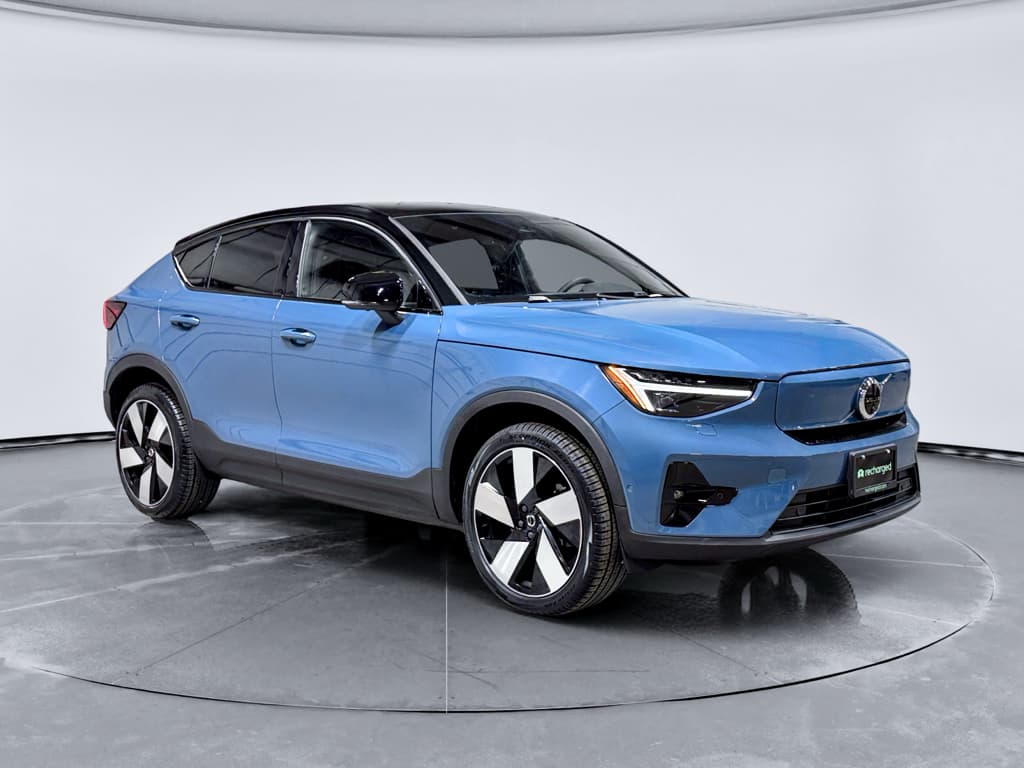 2022 Volvo C40 Recharge view 4