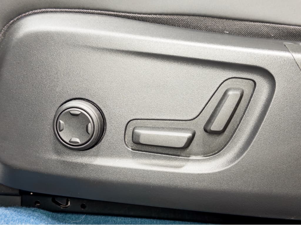 2022 Volvo C40 Recharge view 7