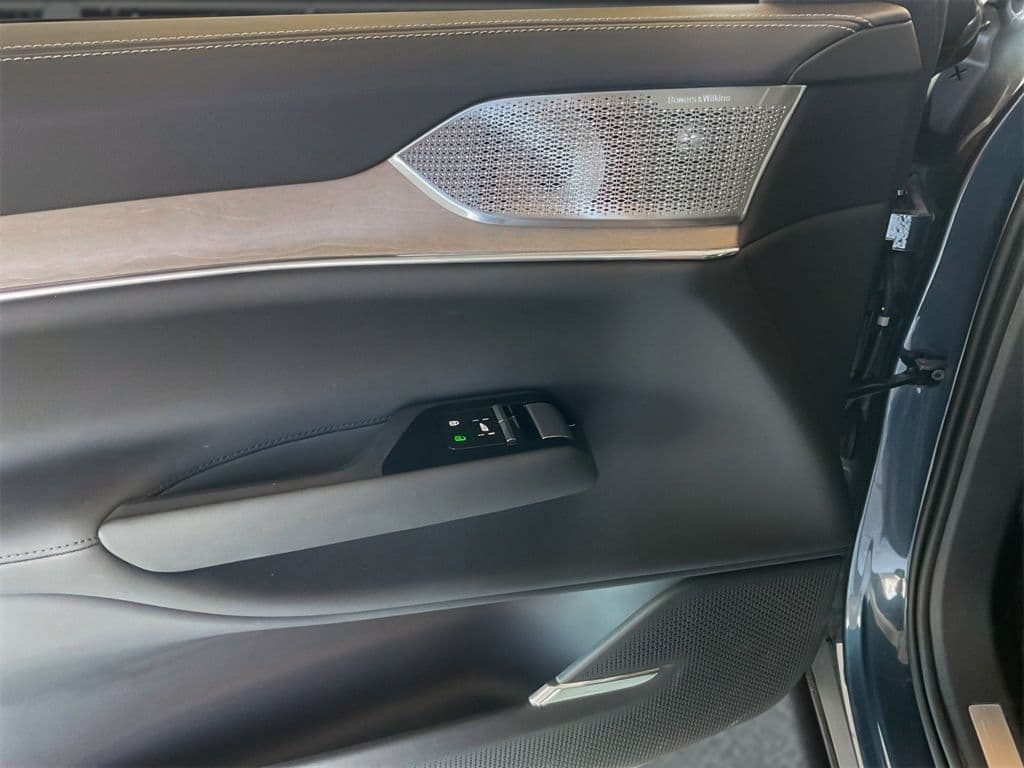2025 Volvo EX90 view 9